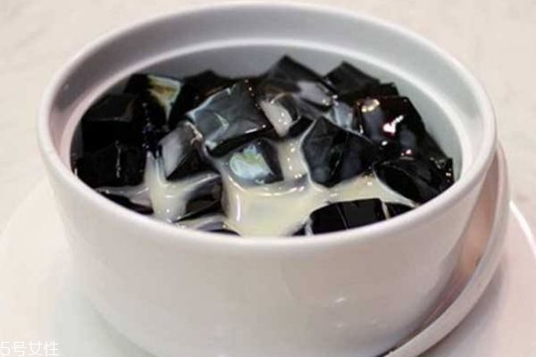 龜苓膏是什么 龜苓膏有什么功效呢 龜苓膏是什么 龜苓膏有什么功效呢