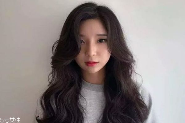 中長發(fā)配什么卷好看 好看的中長發(fā)卷發(fā)發(fā)型