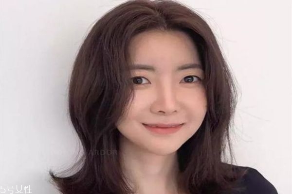 中長發(fā)配什么卷好看 好看的中長發(fā)卷發(fā)發(fā)型