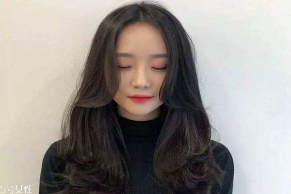 造型燙和傳統(tǒng)燙發(fā)有什么區(qū)別 造型燙能保持多久 造型燙和傳統(tǒng)燙發(fā)有什么區(qū)別 造型燙能保持多久