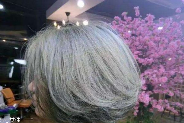 悶青色適合什么膚色 悶青色頭發(fā)弄什么發(fā)型好看 悶青色適合什么膚色 悶青色頭發(fā)弄什么發(fā)型好看