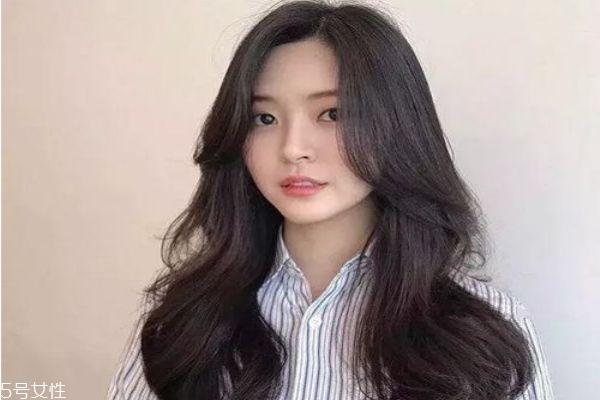 中長發(fā)配什么卷好看 好看的中長發(fā)卷發(fā)發(fā)型