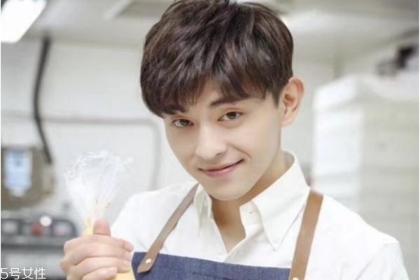 男生瓜子臉剪什么發(fā)型 男生剪什么發(fā)型好看圖 男生瓜子臉剪什么發(fā)型 男生剪什么發(fā)型好看圖