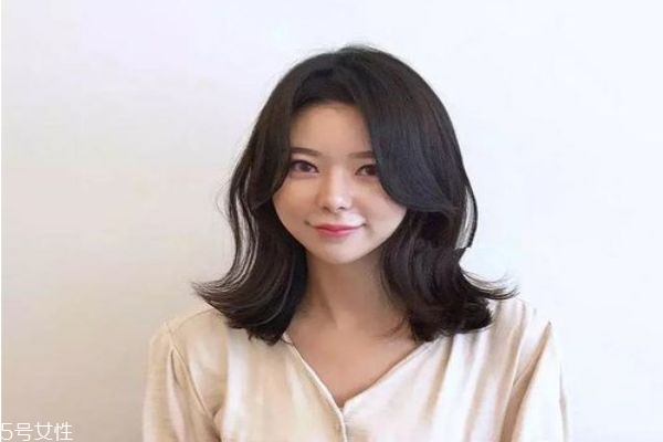 中長發(fā)配什么卷好看 好看的中長發(fā)卷發(fā)發(fā)型