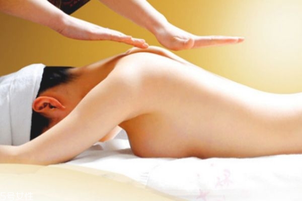 精油開背后可以洗澡嗎 開完背后多久可以洗澡 精油開背后可以洗澡嗎 開完背后多久可以洗澡