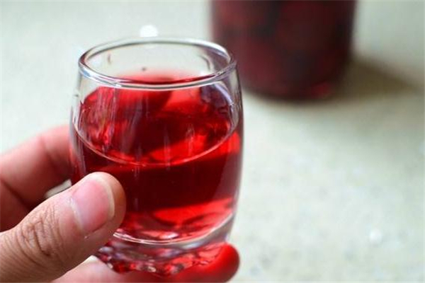 泡好的楊梅酒是什么顏色 楊梅酒不紅是怎么回事 泡好的楊梅酒是什么顏色 楊梅酒不紅是怎么回事