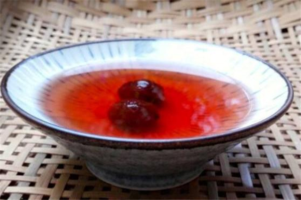 泡好的楊梅酒是什么顏色 楊梅酒不紅是怎么回事 泡好的楊梅酒是什么顏色 楊梅酒不紅是怎么回事