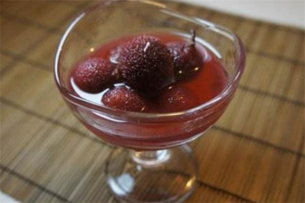 泡好的楊梅酒是什么顏色 楊梅酒不紅是怎么回事 泡好的楊梅酒是什么顏色 楊梅酒不紅是怎么回事