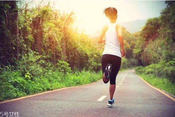 第一次去健身房怎么練 健身需要準備什么 第一次去健身房怎么練 健身需要準備什么