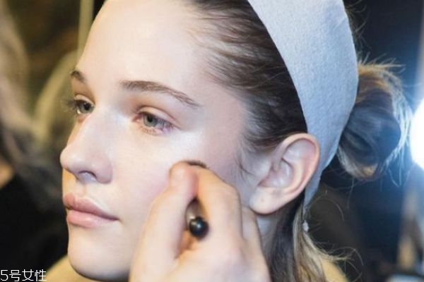 粉底液暗沉怎么辦 底妝暗沉的原因 粉底液暗沉怎么辦 底妝暗沉的原因