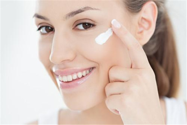 不擦護(hù)膚品皮膚會(huì)更好嗎 基本上沒有這個(gè)說法 不擦護(hù)膚品皮膚會(huì)更好嗎 基本上沒有這個(gè)說法