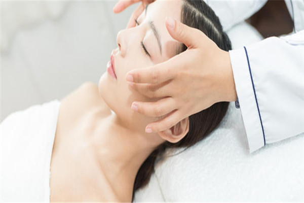 不擦護(hù)膚品皮膚會(huì)更好嗎 基本上沒有這個(gè)說法 不擦護(hù)膚品皮膚會(huì)更好嗎 基本上沒有這個(gè)說法