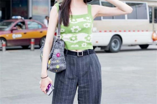 緊身背心配什么褲子好看 緊身背心夏日穿搭 緊身背心配什么褲子好看 緊身背心夏日穿搭