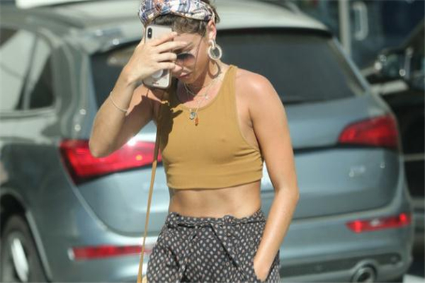 緊身背心配什么褲子好看 緊身背心夏日穿搭 緊身背心配什么褲子好看 緊身背心夏日穿搭