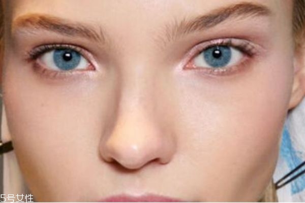 粉底液是按壓還是涂抹 關(guān)于粉底液的一些知識 粉底液是按壓還是涂抹 關(guān)于粉底液的一些知識