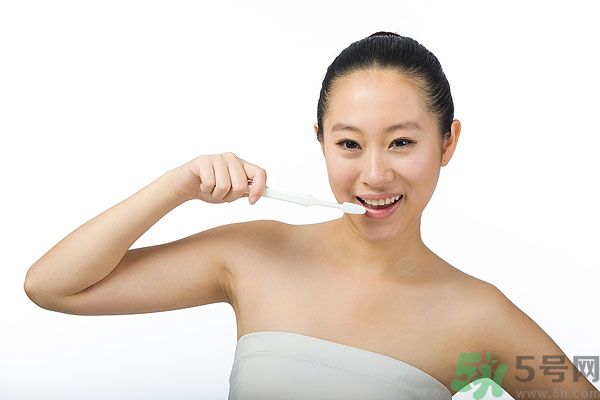 溫水刷牙好還是冷水刷牙好？溫水刷牙的好處