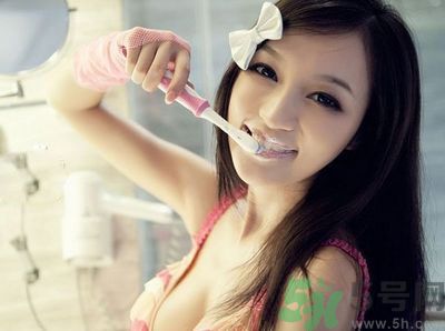 刷牙用冷水還是熱水好？刷牙用熱水有什么好？