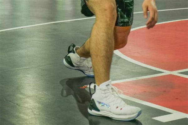 李寧馭帥13和音速7哪個(gè)好 馭帥13和音速7對比測評