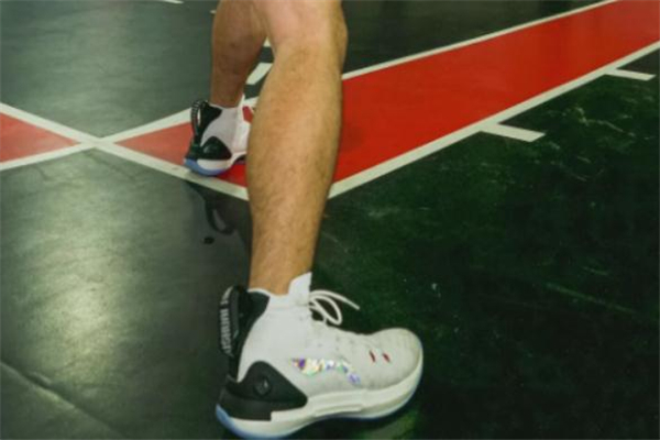 李寧馭帥13和音速7哪個(gè)好 馭帥13和音速7對比測評