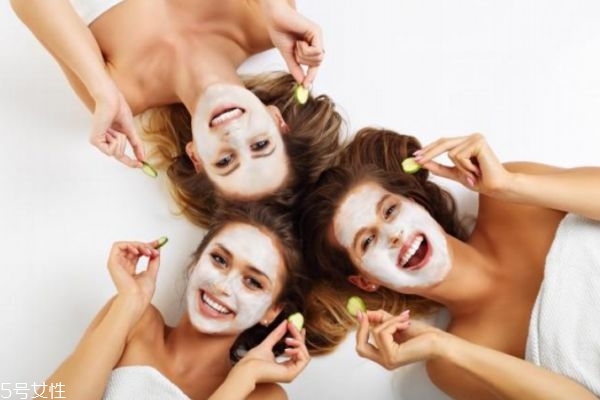 面膜敷的時(shí)間過長(zhǎng)有什么影響 做面膜的最佳時(shí)間