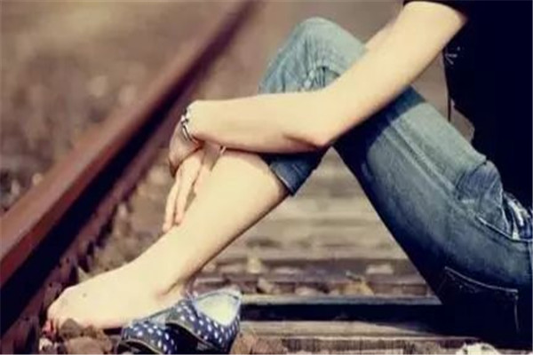 水腫能喝水嗎 水腫體質(zhì)應(yīng)注意飲食 水腫能喝水嗎 水腫體質(zhì)應(yīng)注意飲食