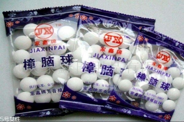 樟腦丸有什么用呢 樟腦丸有什么危害嗎 樟腦丸有什么用呢 樟腦丸有什么危害嗎