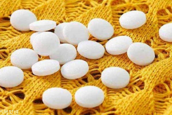 樟腦丸有什么用呢 樟腦丸有什么危害嗎 樟腦丸有什么用呢 樟腦丸有什么危害嗎