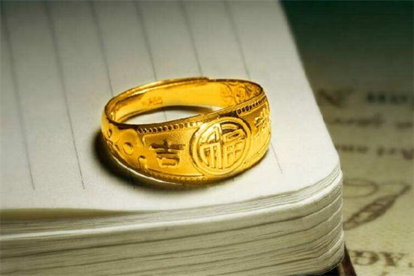 黃金戒指為什么會變黑 黃金戒指變黑了怎么洗 黃金戒指為什么會變黑 黃金戒指變黑了怎么洗