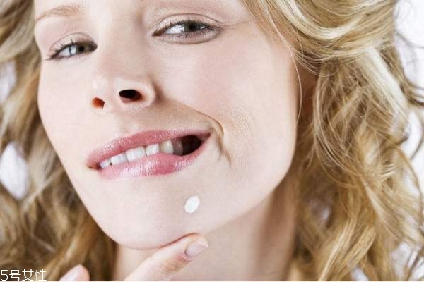 下巴上長(zhǎng)痘痘是什么原因 下巴長(zhǎng)痘痘怎么快速去除 下巴上長(zhǎng)痘痘是什么原因 下巴長(zhǎng)痘痘怎么快速去除