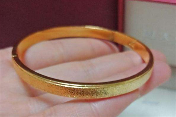 黃金手鐲可以和玉手鐲一起戴嗎 當心出現(xiàn)磨損 黃金手鐲可以和玉手鐲一起戴嗎 當心出現(xiàn)磨損