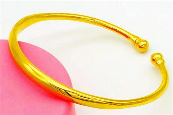 黃金手鐲可以和玉手鐲一起戴嗎 當心出現(xiàn)磨損 黃金手鐲可以和玉手鐲一起戴嗎 當心出現(xiàn)磨損