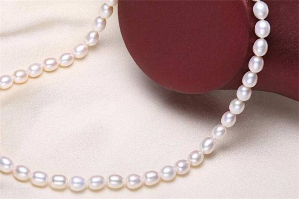 珍珠項鏈適合哪個年齡 珍珠項鏈適合多大年齡的人戴