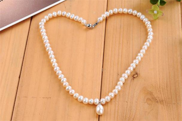 珍珠項(xiàng)鏈會(huì)過(guò)敏嗎 珍珠項(xiàng)鏈過(guò)敏怎么辦 珍珠項(xiàng)鏈會(huì)過(guò)敏嗎 珍珠項(xiàng)鏈過(guò)敏怎么辦