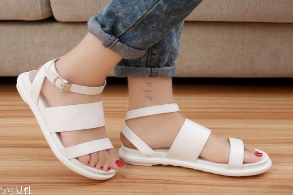 夏季比較流行的涼鞋有什么呢 比較百搭的涼鞋顏色有什么呢 夏季比較流行的涼鞋有什么呢 比較百搭的涼鞋顏色有什么呢