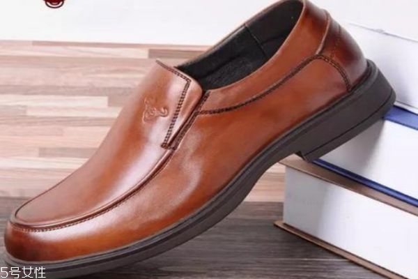 為什么穿皮鞋容易腳臭呢 皮鞋有什么特點(diǎn)呢