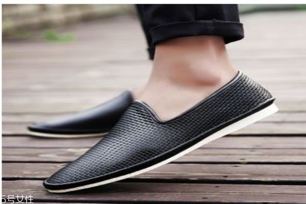 為什么穿皮鞋容易腳臭呢 皮鞋有什么特點(diǎn)呢