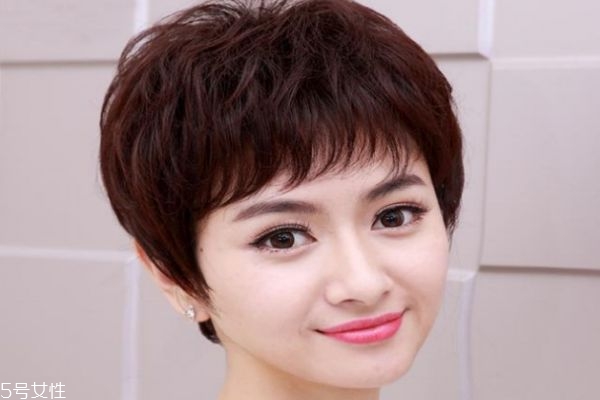 50歲短發(fā)怎么燙好看 50歲女人適合燙的短發(fā) 50歲短發(fā)怎么燙好看 50歲女人適合燙的短發(fā)
