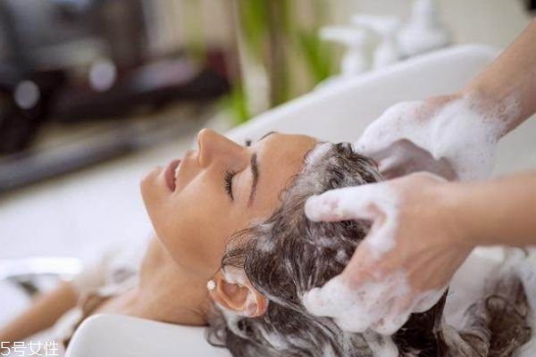 先洗臉還是先洗頭 洗頭發(fā)的最佳時(shí)間 先洗臉還是先洗頭 洗頭發(fā)的最佳時(shí)間