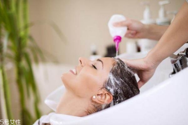 先洗臉還是先洗頭 洗頭發(fā)的最佳時(shí)間 先洗臉還是先洗頭 洗頭發(fā)的最佳時(shí)間