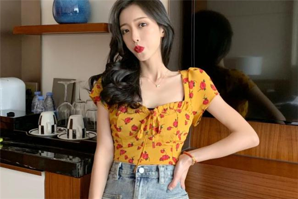 方領(lǐng)上衣什么顏色好看 方領(lǐng)上衣穿搭圖片 方領(lǐng)上衣什么顏色好看 方領(lǐng)上衣穿搭圖片