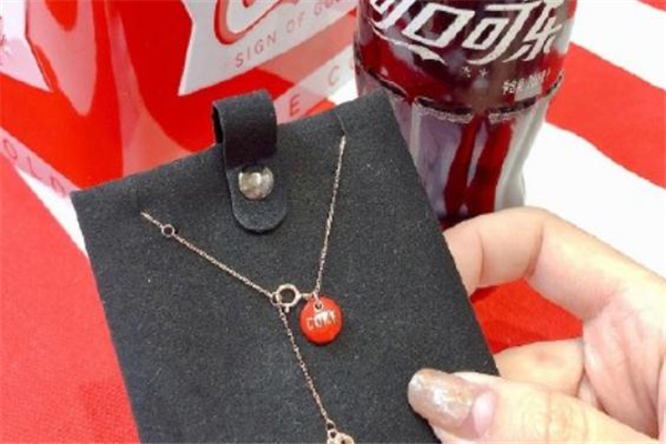 肥宅快樂(lè)水項(xiàng)鏈多少錢 周大?？煽诳蓸?lè)項(xiàng)鏈價(jià)格