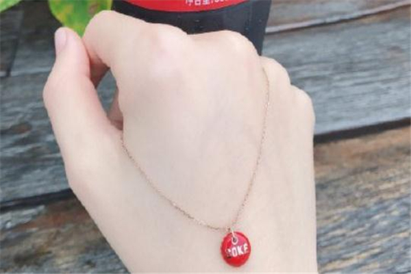 肥宅快樂(lè)水項(xiàng)鏈多少錢 周大?？煽诳蓸?lè)項(xiàng)鏈價(jià)格