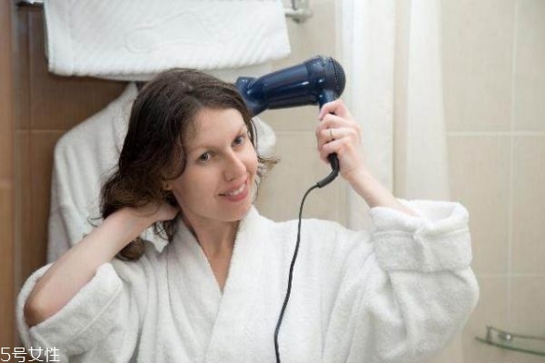 先洗臉還是先洗頭 洗頭發(fā)的最佳時(shí)間 先洗臉還是先洗頭 洗頭發(fā)的最佳時(shí)間