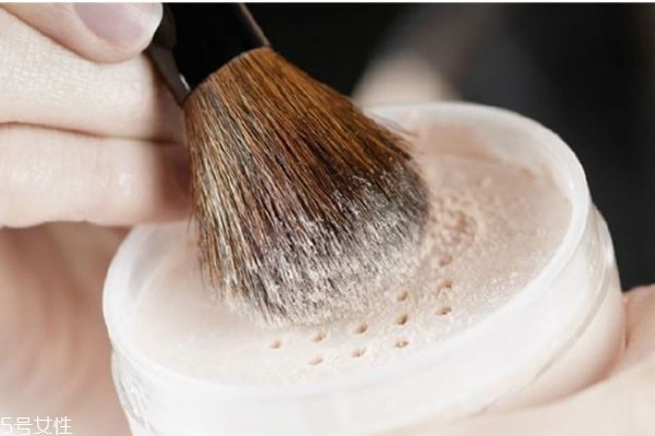 定妝粉和氣墊的區(qū)別 定妝粉和氣墊的使用步驟 定妝粉和氣墊的區(qū)別 定妝粉和氣墊的使用步驟