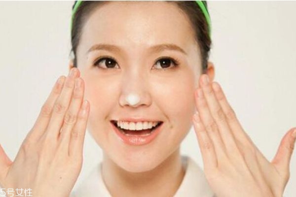 為什么化妝后會(huì)容易長(zhǎng)痘痘 經(jīng)?；瘖y還想避免長(zhǎng)痘怎么辦