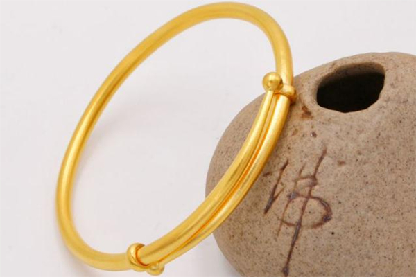 古法黃金手鐲是實(shí)心的嗎 古法黃金手鐲容易變形嗎 古法黃金手鐲是實(shí)心的嗎 古法黃金手鐲容易變形嗎