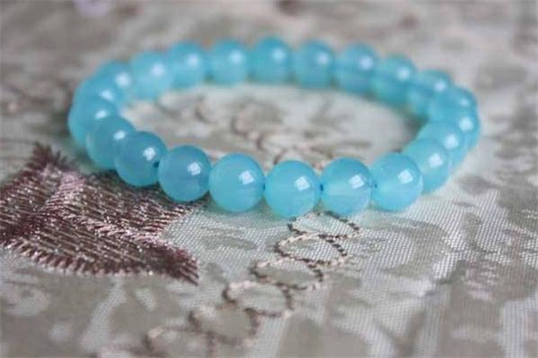 藍(lán)玉髓是水晶嗎 藍(lán)玉髓是什么石頭 藍(lán)玉髓是水晶嗎 藍(lán)玉髓是什么石頭