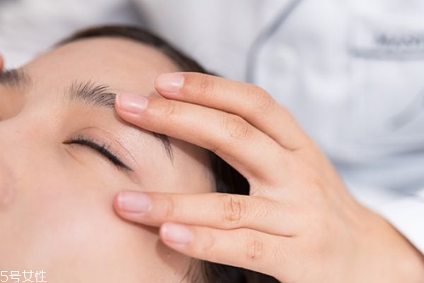 涂眼霜有哪些常見誤區(qū) 涂眼霜有哪些誤區(qū)你占了 涂眼霜有哪些常見誤區(qū) 涂眼霜有哪些誤區(qū)你占了