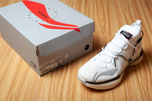 李寧閃擊6和馭帥13哪個好 閃擊6和馭帥13對比測評 李寧閃擊6和馭帥13哪個好 閃擊6和馭帥13對比測評