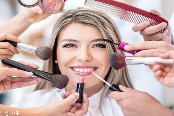 為什么化妝后會(huì)容易長(zhǎng)痘痘 經(jīng)?；瘖y還想避免長(zhǎng)痘怎么辦